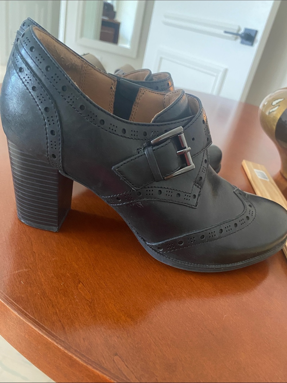 Clarks Black Leather Brogue Block Heel shoe bootie style w/ buckle - size 8M new